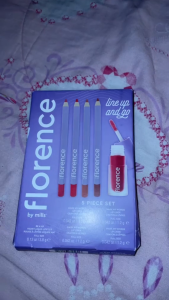 Bộ son lì và 5 bút kẻ viền môi FLORENCE BY MILLS LINE UP AND GO 5 PIECE SET tôn lên vẻ đẹp cá tính của Mỹ có tách lẻ