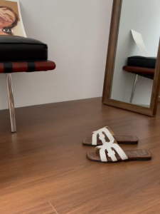 YOTO Leather Flat Sandals For Ladies Wear Fashionable French High-End Slippers On The Outside