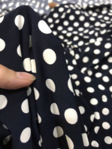 vải thun rayon chấm bi 10 ly trắng nền xanh đen _( khổ 1m6) dày vừa mềm rũ may đầm váy áo vv