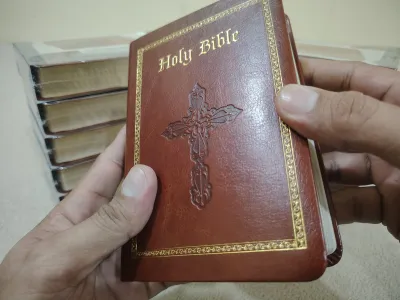 SIMULATED BROWN LEATHER COVER LARGE PRINT COMPACT KJV HOLY BIBLE WITH RED LETTERS