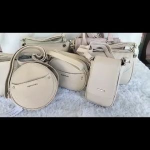 Tas Wanita Warna Krem Cream Series Selempang Sophie Martin Paris Terbaru 2025\\n\\n Pengenalan Tas Wanita Desain Modern\\n\\nSelamat datang di seri tas wanita warna krem cream selempang Sophie Martin Paris terbaru 2025. Kami bangga mempersembahkan koleksi tas wanita desain modern yang dirancang untuk memberikan gaya dan kenyamanan kepada penggunanya. Dalam artikel ini, kami akan membahas beberapa tas wanita selempang kualitas tinggi yang tersedia, fitur dan keunggulannya, serta tips perawatan.\\n\\n OBREY CREAM: Tas Selempang Kualitas Tinggi\\n\\nOBREY CREAM adalah tas selempang berukuran 22 x 9 x 15 cm yang dirancang oleh Sophie Martin Paris. Tas ini memiliki 1 kantong resleting utama dan terbuat dari bahan kulit sintetik berkualitas tinggi. Logo terbaru dengan tulisan timbul \"Sophie Martin\" juga menjadi salah satu fitur unggulan dari tas ini.\\n\\n OLENCIA BAG: Tas Selempang Warna Krem Terbaru 2025\\n\\nOLENCIA BAG adalah tas selempang warna krem terbaru 2025 yang dibuat oleh Sophie Martin Paris. Tas ini berukuran 23 x 9 x 17 cm dan memiliki 1 kantong resleting utama serta 1 kantong resleting di dalam. Bahan tas ini terbuat dari kulit sintetis berkualitas tinggi.\\n\\n OCEANE CREAM: Tas Wanita Selempang Sophie Martin Paris\\n\\nOCEANE CREAM adalah tas wanita selempang Sophie Martin Paris yang terbuat dari bahan kulit sintetik berkualitas tinggi. Tas ini berukuran 20 x 9 x 17 cm dan memiliki 1 kantong resleting utama.\\n\\n Fitur & Keunggulan Tas Wanita Oceane Kathelyn\\n\\nTas wanita Oceane Kathelyn memiliki beberapa fitur dan keunggulan yang membuatnya menjadi pilihan yang tepat bagi para wanita yang mencari tas selempang berkualitas tinggi. Beberapa fitur dan keunggulan yang dimiliki oleh tas ini antara lain:\\n\\n* Dilengkapi dengan 1 kantong resleting utama\\n* Terbuat dari bahan kulit sintetik berkualitas tinggi\\n* Berukuran 20 x 9 x 17 cm\\n* Desain modern dan elegan\\n\\n BORDIOLA BABY PINK: Tas Wanita Desain Modern\\n\\nBORDIOLA BABY PINK adalah tas wanita desain modern yang dibuat oleh Sophie Martin Paris. Tas ini memiliki aksen quilting dan mute di bagian depan, serta dilengkapi dengan 1 kantong resleting utama dan 1 kantong serbaguna di dalam. Tas ini berukuran 23 x 10 x 18,5 cm dan siap menemani Anda dalam berbagai kegiatan.\\n\\n JUSTICIA CREAM: Tas Wanita Selempang Sophie Martin Paris\\n\\nJUSTICIA CREAM adalah tas wanita selempang Sophie Martin Paris yang dilengkapi dengan 1 kantong resleting utama dan 1 kantong di dalam. Tas ini berukuran 21 x 7 x 16 cm dan memiliki desain modern dan elegan.\\n\\n Bagaimana Memilih Tas Wanita Warna Krem yang Tepat untuk Anda\\n\\nMemilih tas wanita warna krem yang tepat untuk Anda memerlukan pertimbangan beberapa faktor, seperti ukuran dan desain tas, serta kualitas dan material tas. Berikut adalah beberapa pertimbangan yang perlu Anda pertimbangkan saat memilih tas wanita warna krem:\\n\\n* Pertimbangan Ukuran & Desain Tas Wanita Oceane Kathelyn\\n* Pertimbangan Kualitas & Material Tas Wanita Desain Modern\\n\\n Tips Perawatan Tas Wanita Warna Krem\\n\\nUntuk menjaga kualitas tas wanita warna krem, ada beberapa tips perawatan yang dapat Anda lakukan, seperti:\\n\\n* Cara Menjaga Kualitas Tas Wanita Selempang Sophie Martin Paris\\n* Cara Membersihkan Tas Wanita Oceane Kathelyn\\n\\n Kesimpulan\\n\\nDalam artikel ini, kami telah membahas beberapa tas wanita warna krem cream selempang Sophie Martin Paris terbaru 2025, fitur dan keunggulannya, serta tips perawatan. Kami harap informasi ini dapat membantu Anda dalam memilih tas wanita yang tepat untuk Anda.\"\n}