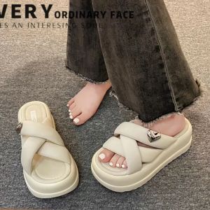 QXshop สินค้าใหม่ รองเท้าแตะแฟชั่นเสริมส้น งานดีไซน์สายไขว้สวยๆ เสริมส้นให้ 1.5 นิ้ว พื้นนิ่มใส่สบาย ด้านข้างแต่งน้องหัวใจสุดน่ารักให้ด้วยน๊า สีเขียว สีดำ สีอะไร สีล้า สีแดง สีเหลือ สีขาว สีอิฐาน สีสวาท สีสวาท สีเขียว