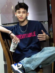 เสื้อยืดคอกลมแขนสั้นผ้าฝ้ายแท้สีน้ำเงินอเมริกันสไตล์สตรีทสำหรับผู้ชาย ทรงหลวม ใส่สบาย แฟชั่นฤดูร้อน 2025