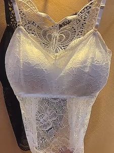 สายเดี่ยวลูกไม้ ลายผีเสื้อด้านหลัง ฟองน้ำสามารถถอดเปลี่ยนได้ ผ้านิ่ม ไม่คัน มี 2 สี พร้อมส่ง ในไทย