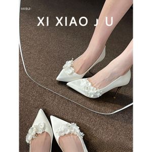 รองเท้าแต่งงานสีขาว 2025 สำหรับผู้หญิง รองเท้าแต่งงานแบบสวม 2 ทาง ไม่ลื่น ด้านในทำจากหนัง หัวแหลม ปักลายดอกไม้ รองเท้าส้นสูง