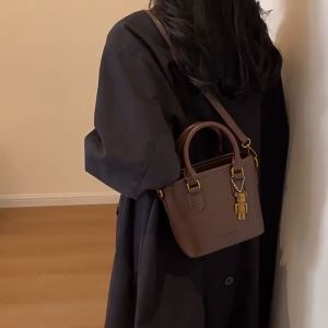 Túi đeo chéo nữ túi xách tay kèm gấu dáng giỏ đáng yêu HĐ224