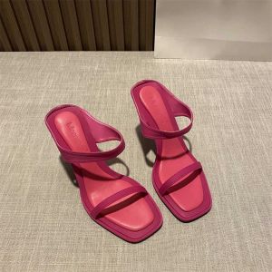 รองเท้าแตะส้นสูงหัวแหลมแบบสวมสบายสำหรับผู้หญิง ทรงสี่เหลี่ยม สายรัดข้อเท้าแบบหนึ่งแฉก สีแดง รองเท้าแตะส้นสูงสำหรับใส่กลางแจ้งในฤดูร้อน