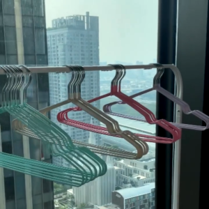 Hoptech รุ่นใหม่ ไม้แขวนเสื้อเคลือบซิลิโคน 80  ชิ้น รุ่นใหม่บางเบากว่าเดิมแต่มีความแข็งแรงและทนทาน มี 11 สีให้เลือก สีสดมาก พร้อมจัดส่งในไทย