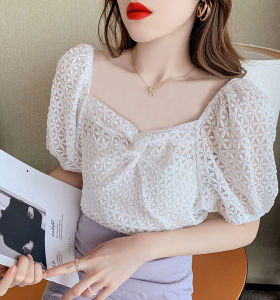 เสื้อแฟชั่นผญ2022ลูกไม้สีขาว เสื้อผ้าผู้หญิงไทยเสื้อลูกไม้วัยรุ่นคอเหลี่ยม ลูกไม้ แขนสั้นเสื้อเซ็กซี่ระบายอากาศมีซับในเสื้อเปิดไหล่เซ็กซี่ฤดูร้อนใหม่