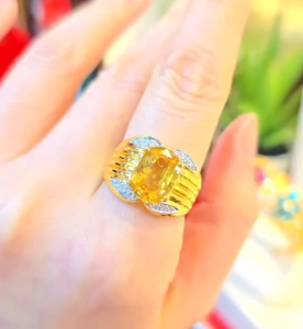 แหวนพลอยบุษราคัม พลอยแท้จากจันทบุรี น้ำหนัก 3.5 กะรัต ประดับเพชรสวิส ตัวเรือนทองคำแท้ 90% ขนาดแหวน 58 มีใบรับประกัน