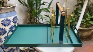 (SẴN) Giá úp cốc kèm khay thép đen có tay cầm giá úp ly đen tay cầm gỗ kèm khay phong cách Bắc Âu