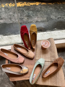 รองเท้าบัลเลต์ส้นแบนสีเงินแบบสวมหัวรูปผีเสื้อสีแดงสำหรับผู้หญิง รองเท้าลำลองสไตล์เกาหลี พื้นรองเท้ายาง สวมใส่สบาย