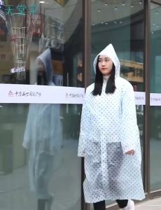 เสื้อกันฝนEVA ลายจุดแฟชั่นเกาหลีFree sizeรุ่น140g ทันสมัยราคาถูก น้ำหนักเบาพกพาสะดวก ทนทาน ยืดหยุ่น ไม่ขาดง่าย ชุดกันฝน