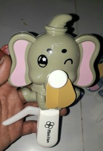 Một chiếc quạt bóp tay bằng nhựa hình chú voi rất đẹp