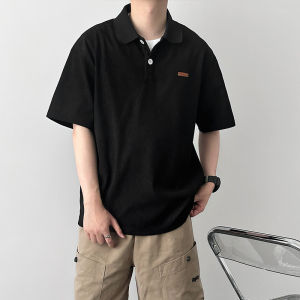 เสื้อยืดคอโปโลแขนสั้นสีดำสำหรับผู้ชาย WIE STUDIO ทรงหลวม ทรงหลวม ทรงปกติ ฤดูร้อน สไตล์ญี่ปุ่น ทรงหลวม แขนสั้น ปกติ