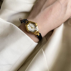 นาฬิกาสายหนังแนววินเทจสำหรับผู้หญิง INS หน้าปัดทรงถังเหล้าเรียบหรูดูแพงสไตล์เรียบง่ายแมทช์ลุคง่ายกันน้ำสำหรับคนส่วนน้อย