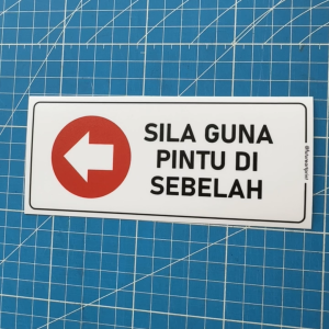 Please Use Other Door Arrow. Sila Guna Pintu Sebelah Anak Panah. 请使用另一扇门. Premium Sticker Sign Door Entrance Notice