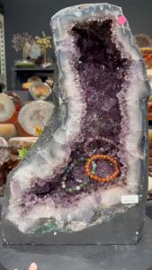 High grade rutilated amethyst geode crystal cave 五行“火”🔥 💯天然紫晶洞 紫度深美 晶体光泽 钛晶共生💰✔️ 蓝玛瑙绿幽灵边   (如定制实木底座另加RM60)👈🏻optional  高H: 44cm  宽W: 29x18.5cm  洞深Hole: 9cm  重Weight: 24.4kg