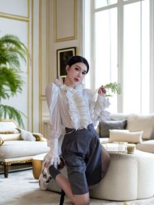 เสื้อเชิ้ตผู้หญิงสไตล์เรโทรสไตล์ฝรั่งเศสสีพื้นแขนยาวทรงหลวมปักลายดอกไม้ฤดูใบไม้ผลิ 2025 ใหม่