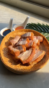 หมูกรอบเงินล้าน เนื้อเยอะ มันน้อย หมูกรอบเนื้อแน่น นุ่ม หนังกรอบ มันน้อย กรอบนอกนุ่มใน พร้อมน้ำจิ้ม 2 รสชาติ มีให้เลือกขนาด 500ก. และ 1000ก.