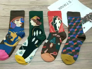 ถุงเท้าข้อกลางคุณภาพดี ลายสีน้ำมันสไตล์สตรีทแวร์ ใส่เพิ่มความมั่นใจ