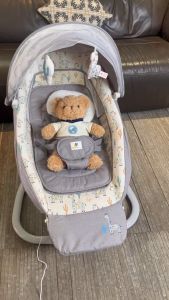 Nôi ru ngủ tự động cho bé 3in1 Mastela có bàn đạp chân nhạc trắng êm dịu điều khiển Bluetooth