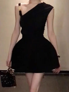 Black Asymmetrical Shoulder Hepburn Style Short Skirt Set Elegant Bud Shape Fashionable Sleeveless round Neck Two-Piece Suit