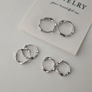Fashionable Minimalist Mobius Circle Earrings for Women Simple Versatile Elegant High-End Plain Circle Ear Clip-On Jewelry