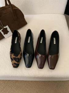 Giày Đơn Đế Thấp Màu Nâu Cho Nữ Mùa Xuân Thu Phong Cách Mới Giày Da Mềm Cổ Điển Đi Làm Gót Dày Đi Chơi Giày Da Nhỏ