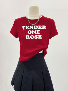 เสื้อยืดแขนสั้นหลวมๆ สำหรับผู้หญิงในช่วงฤดูร้อน ทรงหลวมๆ ทรงหลวมๆ ลายตัวอักษร สไตล์อเมริกัน ทรงเข้ารูป เสื้อชั้นในสีแดง