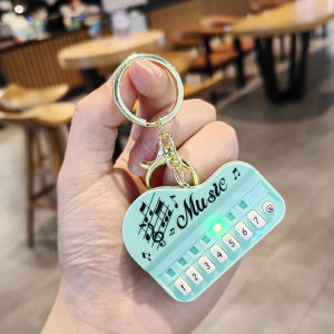 พวงกุญแจคีย์บอร์ดไฟฟ้าขนาดมินิแบบเดียวกันกับ xiaohongshu ที่ห้อยของเล่นดนตรีเรืองแสงสำหรับเด็กเล่นเปียโนไอเดียสร้างสรรค์สำหรับผู้หญิง