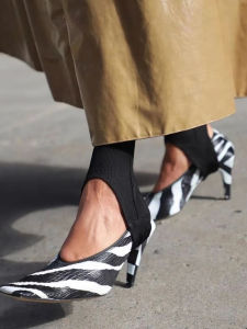 พิมพ์ม้าลาย สไตล์ฝรั่งเศส รองเท้าส้นสูงส้นบาง เซ็กซี่ หัวเหลี่ยม Retro รองเท้าเดียวผู้หญิง สีดำ หลากหลาย สีขาว รองเท้าแม่มดล่อ