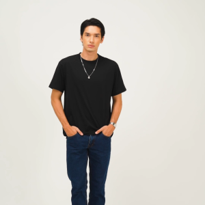 EDWIN JEANS - CHAZ JET BLACK Kaos Pria Lengan Pendek SS - Top Man Basic Tee Kaos Polos Hitam