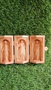 Bàn thờ Thiên Chúa hộp gỗ trụ tròn gia đình Thánh Gia điêu khắc nổi 3D 3 đấng Chúa Mẹ Thánh 10cmx6cm