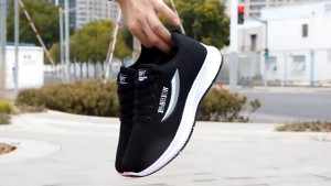 🌟 KUTSUYA229🌟รองเท้าผู้ชายแฟชั่นใหม่ปี 2024 ใช้พื้นผิวตาข่ายเหมาะสำหรับการระบายอากาศ น้ำหนักเบา รองเท้าวิ่งลำลองและรองเท้ากีฬา