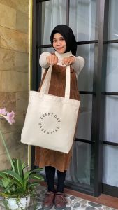 Totebag Kanvas Wanita Aesthetic Resleting Tote Bag Kuliah Fashion Muat Laptop