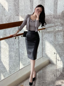 กระโปรงสั้นหนังสีดำเอวสูง กระโปรงทรงเอเข้ารูปสำหรับผู้หญิง ฤดูใบไม้ร่วง/ฤดูหนาว 2025 กระโปรงสั้นแบบเปิดข้าง