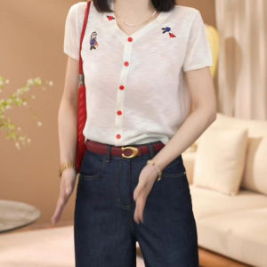 เสื้อคาร์ดิแกนถักคอวีปักลายไหมน้ำแข็งบางระบายอากาศได้ดีสำหรับผู้หญิงในช่วงฤดูร้อนปี 2025 แขนสั้น สไตล์เกาหลี สวมใส่ได้หลากหลาย