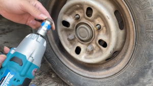 Máy Siết bulong ô tô Makita 199v lực siết 980 N.m - Máy bắn bulong lực siết Lớn mở ốc 30 trở xuống máy siết bulong pin
