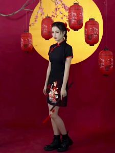 ชุดเดรสสั้นแบบจีน Dazzlin ปรับปรุงสำหรับผู้หญิง ชุดสีดำใหม่ 2025