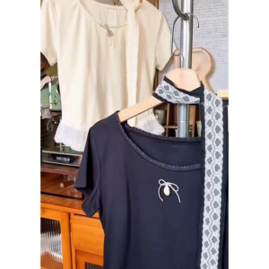 พร้อมส่ง สินค้าลิขสิทธิ์แท้ IRIS BOUTIQUE 25ss TM IS1619 Free ribbon T-shirt เสื้อยืด ดูดี ใส่เที่ยว เนื้อผ้าดี(มีแถมเชือกลูกไม้)