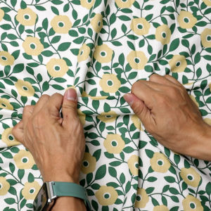 100% ลายดอกป๊อปปี้ พื้นขาว ผ้าเมตร ผ้าหลา ผ้าคอตต้อน พื้นขาว หน้ากว้าง 65 นิ้ว