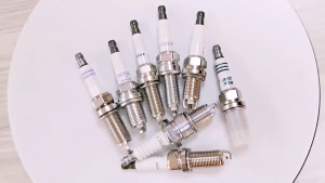 หัวเทียนเครื่องยนต์แบบมาตรฐาน หัวเทียนเบนซินคุณภาพสูงช่วยเพิ่มประสิทธิภาพการจุดระเบิด ทนความร้อน ใช้งานง่าย ติดตั้งสะดวก เหมาะกับรถยนต์ทุกประเภท