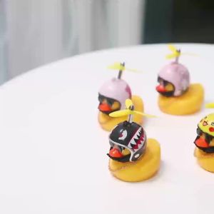 Chú vịt vàng đội mũ bảo hiểm gắn chong chóng trang trí xe hơi xe máy - SHOPE