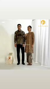 Setelan Kebaya Pasangan Kemaja Batik Lengan Panjang & Pendek / Baju Couple Batik Kebaya Kurung Brukat Tile Model Tunik Untuk Seragaman Pesta Tunangan Akad Nikah Lebaran Pasangan Keluarga Pergi Kondangan ( Couple Tunik Tile ) Nusa Kebaya Wisuda Terlaris