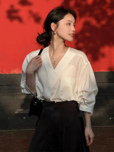 เสื้อเชิ้ตคอวีแขนสั้นสีขาวสำหรับผู้หญิงในช่วงฤดูร้อน ทรงหลวม สไตล์จีน แขนยาวปกติ ผ้าโพลีเอสเตอร์ สีสันสดใส