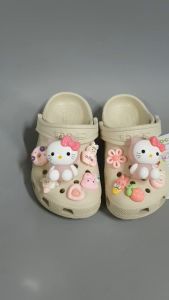 (Tặng 12 Sticker)Dép Sục Crocs Classic Màu Be+Mix Sticker Cho Bé Gái. Hàng Xuất Cao Cấp. Nhựa Không Mùi. Chất Mềm. Êm Chân.