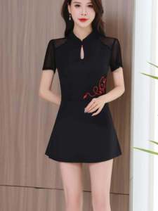 Bộ Đồ Làm Việc Kiểu Mới Cho Kỹ Thuật Viên Bùn Chân Dài Tay Thêu Váy Ngắn Hai Mảnh Phong Cách Trung Hoa Cổ Chữ V Mùa Hè 2024