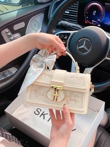 New Chinese Style Embroidered Box Bag Women Heavy Embroidery Color Block Small Square Handbag Fashionable Autumn Collection