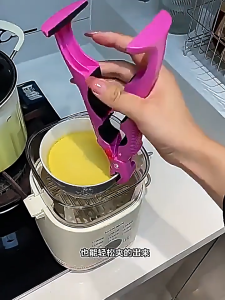 【 In Stock 】3-in-1 Anti-scalding Clip Multi-functional Kitchen Pot and Bowl Clip/Bottle Opener High-temperature Resistant Dish Clamp 三合一防烫夹